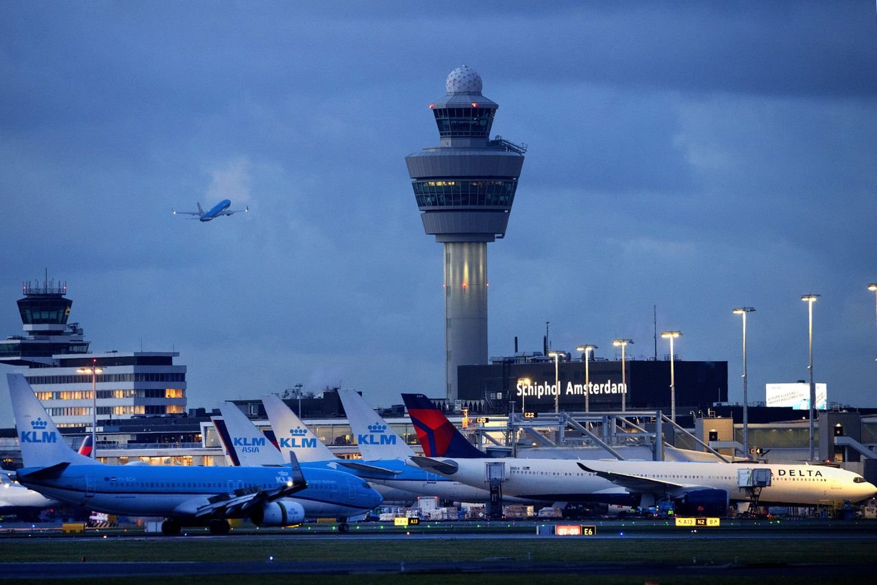 Schiphol-airport -bij-avond